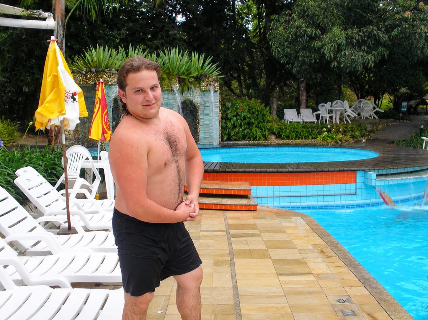 João adolescente, na piscina