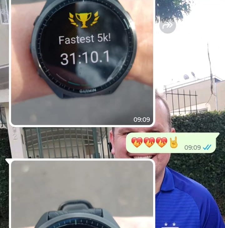 Print real: aluno mostra o relógio com o recorde de 31:10 no 5 km
